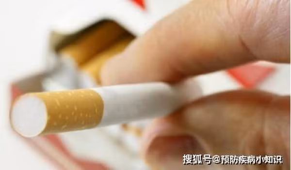 Bên cạnh đó, các bạn chơi cùng của ông còn có thói quen hút thuốc. Việc hút thuốc lá thụ động gây hại sức khỏe không kém. Bản thân ông Triệu cũng có tiền sử bệnh mỡ máu. Khi ông Triệu được đưa tới viện, lượng mỡ máu rất cao, đặc biệt là chất béo trung tính lên tới 11,3.