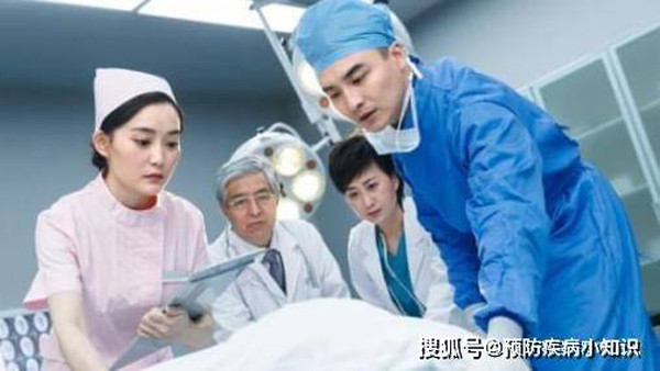 Được biết, hôm đó, ông Triệu ngồi đánh bài với mấy người bạn. Có điều, ông thua liên tiếp hơn chục ván nên tâm trạng không mấy vui vẻ. Đúng lúc này, ông Triệu muốn đi vệ sinh nên bước vào toilet. Đợi lúc lâu không thấy ông ra nên một người bạn vào giục. Không ngờ bước vào toilet, người này phát hiện ông Triệu nằm bất động trên mặt đất. Những người có mặt nhanh chóng gọi cấp cứu và thông báo tới người thân của ông.