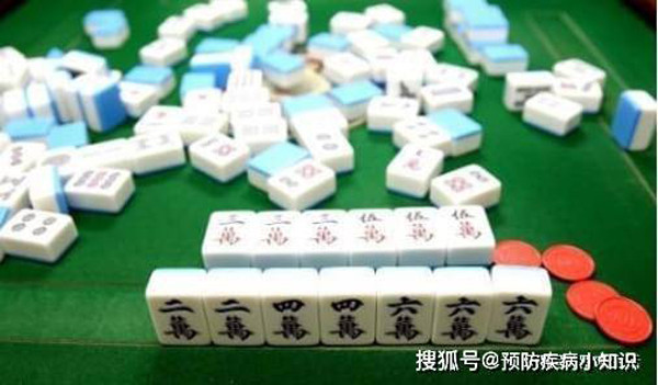 Khi hỏi kỹ thói quen sinh hoạt của người đã khuất, bác sĩ nhận định nguyên nhân khiến chú Triệu mắc nhồi máu não có thể bắt nguồn từ thú vui đánh mạt chược. Không đơn thuần chơi giải trí, ông Triệu quá ham mê đến mức chơi ngày chơi đêm, khiến đầu óc luôn trong trạng thái căng thẳng, cơ thể không được nghỉ ngơi đầy đủ.