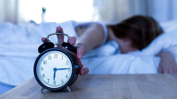 Nó cũng có thể làm tăng huyết áp, gây căng thẳng do nồng độ adrenaline tăng cao. Thức dậy đột ngột còn được xem là nguyên nhân dẫn đến tình trạng ngủ không ngon giấc, ngủ chập chờn. Chất lượng giấc ngủ không cao khiến cơ thể không được nghỉ ngơi hợp lý.