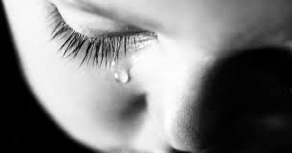 Nước mắt tốt cho sức khỏe song không phải khóc thế nào cũng nhận được lợi ích. Chuyên gia khuyên nên khóc nhẹ nhàng, tránh la lối om sòm; thời gian khóc tối đa là 15 phút. Khóc lâu khiến bạn cảm thấy mệt mỏi, sưng bọng mắt tệ hại.