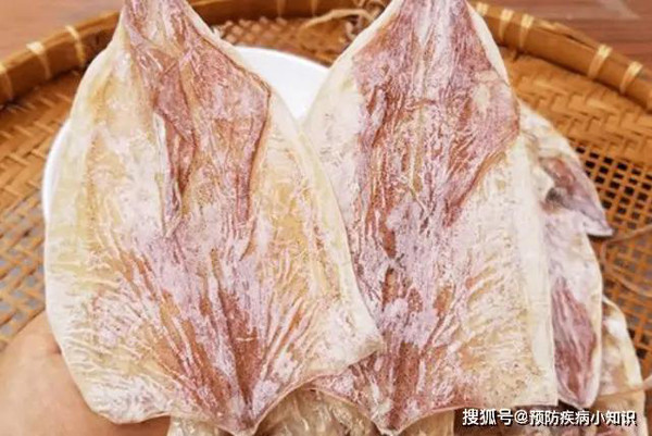 Nhận kết quả chẩn đoán, Tiểu Vương rất bất ngờ. Hàng ngày cô duy trì chế độ ăn lành mạnh, không nạp quá nhiều chất béo. Trao đổi tường tận với bác sĩ, Vương mới phát hiện ra vấn đề. Hóa ra, Tiểu Vương rất thích ăn mực khô. Cô thường “ăn cho vui” mỗi khi rảnh rỗi. Cô không ngờ món đồ ăn mình cho là nhiều chất đạm lại là “ kho cholesterol”.