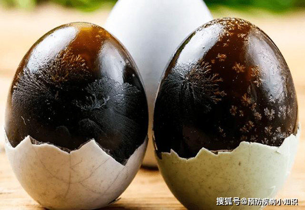 Trứng bắc thảo. Trứng bắc thảo là trứng được ủ lên men, khi ăn có thể không cần nấu chín. Đây là một món ăn thơm ngon và nhiều dinh dưỡng. Đáng lưu ý, trứng bắc thảo có lượng lớn cholesterol, cao hơn so với trứng gà thông thường. Ước tính, 150mg trứng bắc thảo có thể chứa tới 600hg cholesterol.