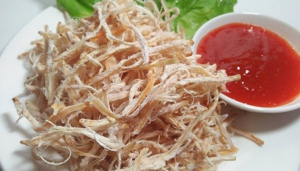 Thực tế, cholesterol trong mực khô rất lớn, thậm chí cao gấp 10 lần gan lợn. Ăn thường xuyên sẽ khiến hàm lượng cholesterol trong cơ thể tăng cao, máu đặc lại và hàm lượng mỡ trong máu vượt quá tiêu chuẩn, lâu dần dẫn đến bệnh mỡ máu.