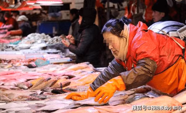 Tiểu Vương năm nay 52 tuổi, quê ở Đại Liên, Liêu Ninh, Trung Quốc. Cô và chồng hợp sức kinh doanh hải sản tại chợ. Công việc tuy vất vả nhưng thu nhập đáng kể. Nhờ vậy, cuộc sống gia đình ổn định, ấm êm qua ngày. (Ảnh: ALBW, minh họa)