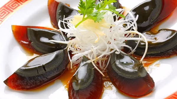 Thường xuyên ăn trứng bắc thảo dễ dẫn đến tình trạng tăng mỡ máu, gây nhớt máu và tắc nghẽn mạch máu. Ngoài mối nguy từ lượng cholesterol cao, trứng bắc thảo trải qua quá trình ủ lên men trong thời gian dài, dinh dưỡng dễ bị biến chất. Để tốt cho sức khỏe, tốt nhất không nên ăn nhiều, ăn thường xuyên.