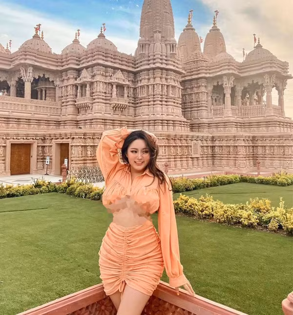 Trong chuyến du lịch của mình, Rebecca thường ghé thăm những địa điểm xinh đẹp, nổi tiếng. Nàng béo cũng không quên lên đồ táo bạo, check-in đăng tải trên các trang mạng xã hội và nhận được đông đảo sự chú ý. Chỉ tính riêng trên trang Instagram, Rebecca Liu thu hút gần 46 nghìn lượt theo dõi. Những bức ảnh cô đăng cũng thu hút lượng lớn lượt “thả tim” và bình luận tương tác.