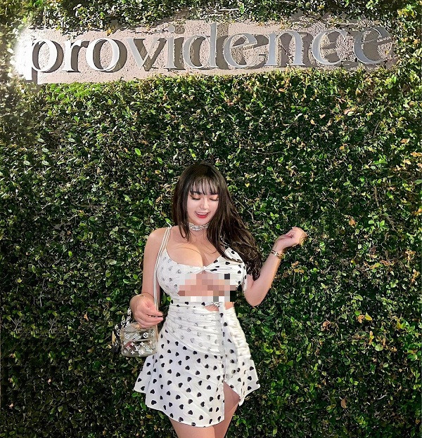 Tuy vậy, không phải lúc nào Rebecca Liu cũng nhận về những lời khen có cánh. Nhiều người cho rằng mặc thiết kế underbood chỉ nên để lộ 1/3 khuôn ngực.