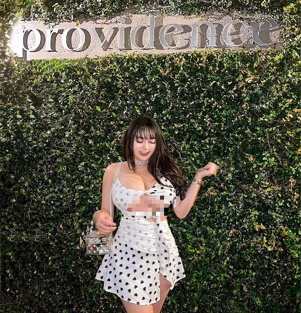 Tuy vậy, không phải lúc nào Rebecca Liu cũng nhận về những lời khen có cánh. Nhiều người cho rằng mặc thiết kế underbood chỉ nên để lộ 1/3 khuôn ngực.