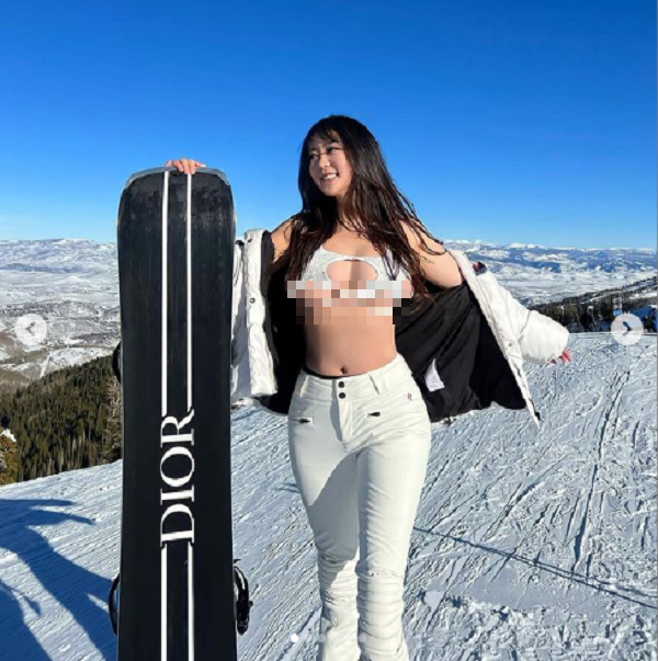 Được biết, trang phục theo xu hướng underbood không phải thiết kế quá xa lạ với những người yêu thời trang. Diện thiết kế này, người mặc phô diễn đường cong hấp dẫn trên cơ thể, kích thích sự tò mò, khám phá.