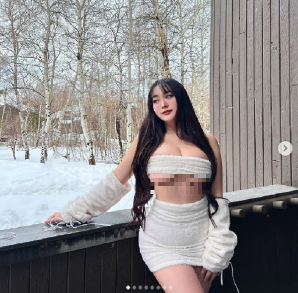 Sở hữu thân hình “phồn thực” nhìn mãi không chán, Rebecca Liu dễ dàng “cân đẹp” thiết kế này.