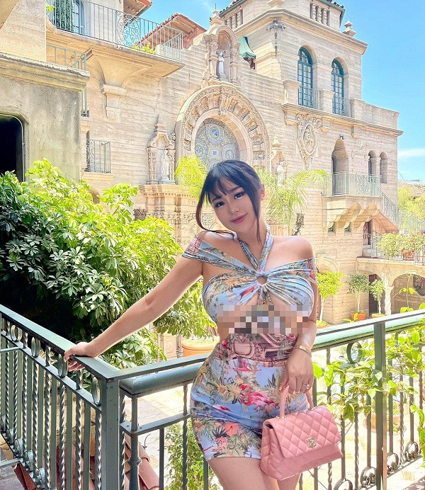 Ngắm nhìn mỹ nhân thả dáng trong mốt hở chân ngực, không ít người thổn thức trước thân hình quá đỗi mỹ miều.