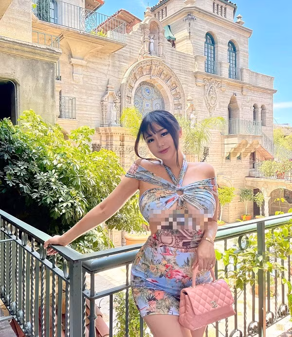 Ngắm nhìn mỹ nhân thả dáng trong mốt hở chân ngực, không ít người thổn thức trước thân hình quá đỗi mỹ miều.