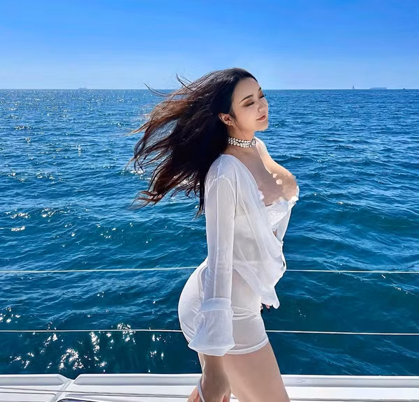 Ngoài vóc dáng khác biệt, Rebecca Liu sở hữu gương mặt vô cùng xinh xắn. Cô nàng tự tin tỏa sáng với những trang phục thời thượng, hết sức gợi cảm.