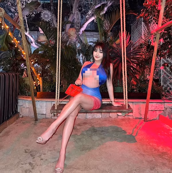 Mặt khác, xu hướng thời trang underbood vốn dành cho các chị em có độ lớn vòng 1 vừa phải. Vòng ngực quá lớn khiến bộ đồ mất đi sự tinh tế, duyên dáng, thiên về khoe thân.