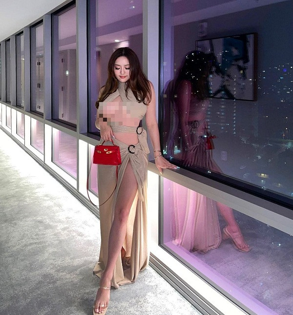 Đối diện những lời khen chê, Rebecca Liu không mấy để tâm, vẫn kiên trì theo đuổi phong cách thời trang của mình. Với quan điểm tốt khoe xấu che, Rebecca thoải mái tận hưởng cuộc sống với những trang phục mình lựa chọn.