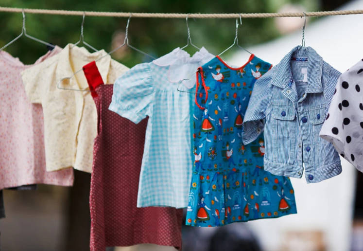 Quần áo cũ, không phù hợp với giới tính trẻ. Trang phục mỗi giới tính có sự khác biệt về họa tiết và kiểu dáng. Nhiều người cho rằng trẻ nhỏ nhận thức chưa cao nên có thể mặc sai giới tính, mặc đồ cũ sẽ không vấn đề gì. (Ảnh: Today, minh họa)