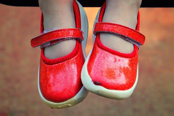 Giày dép cũ. Trẻ nhỏ phát triển rất nhanh, giày dép chưa đi lâu đã chật. Không ít phụ huynh tận dụng giày cũ của trẻ khác cho con để tiết kiệm. Thực tế, xương khớp bàn chân của trẻ nhỏ rất mềm, mang giày không phù hợp dễ khiến chân bị dị tật.