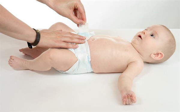 Tã, bỉm cũ đã mở. Tận dụng tã bỉm cũ đã mở không tốt cho sức khỏe trẻ. Do thời gian mở bịch lâu, tã bỉm dễ bị nhiễm khuẩn. Vùng kín của trẻ rất nhạy cảm, sử dụng bỉm không an toàn có thể gây kích ứng, viêm nhiễm.