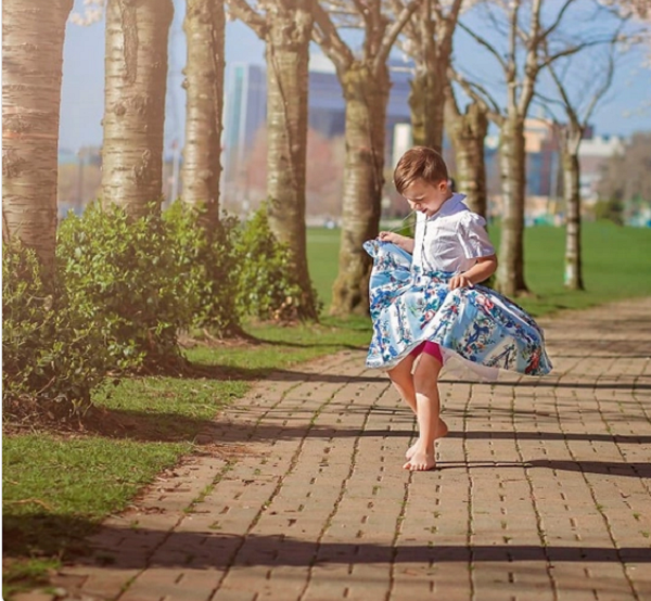 Bên cạnh đó, trẻ cần được khẳng định giới tính ngay từ nhỏ. Mặc trang phục không đúng giới tính dễ khiến bé bị lẫn lộn giới tính, tạo môi trường phát triển khác với giới tích đích thực của trẻ, về sau rất khó sửa.