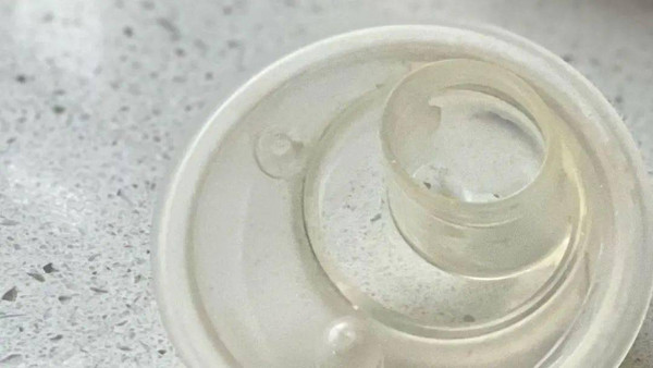 Núm ti giả, dụng cụ ngậm nướu. Núm ti giả giúp trẻ bớt khó chịu khi mọc răng song cũng có thể là “ổ vi khuẩn” gây hại. Khi sử dụng, sữa, nước bọt, thức ăn, chất bẩn sẽ bám dính trên bề mặt, tạo điều kiện nấm mốc phát triển.