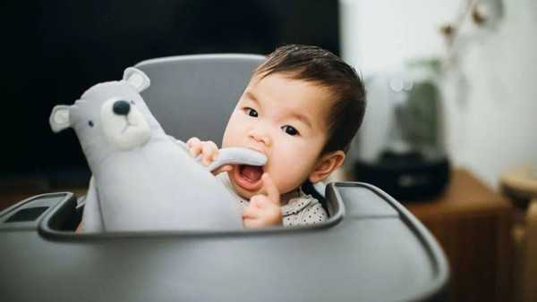 Chăn gối, khăn tắm. Khăn tắm, chăn đắp cần được làm sạch thường xuyên và đúng cách. Bình thường, đường may của những vật dụng này sẽ tạo thành rãnh nhỏ dễ thu hút mạt bụi, nấm mốc. Chưa kể, trẻ có thói quen cầm nắm, ngậm mút những vật dụng này, bố mẹ cần hết sức chú ý.