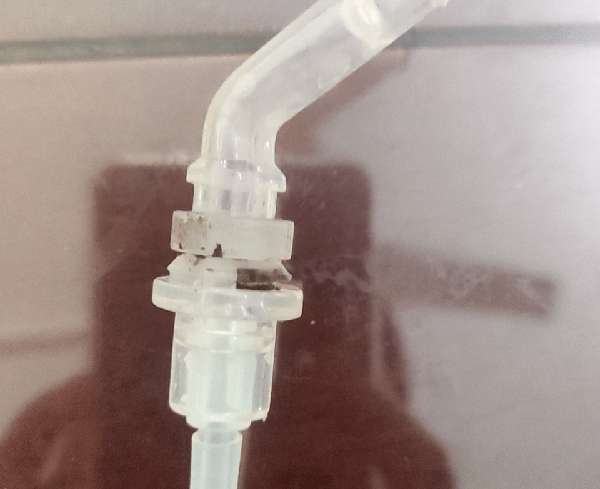 Ngoài ra, những chiếc ống hút, cốc mỏ vịt nếu không vệ sinh kỹ lưỡng, chỉ tráng qua nước thì khó có thể loại bỏ mùi hôi và cặn chất lỏng bám thành bên trong. Đáng lưu ý, nhiệt độ mùa hè khá cao, vị trí này sẽ là nơi lý tưởng để vi khuẩn, nấm mốc sinh sôi.