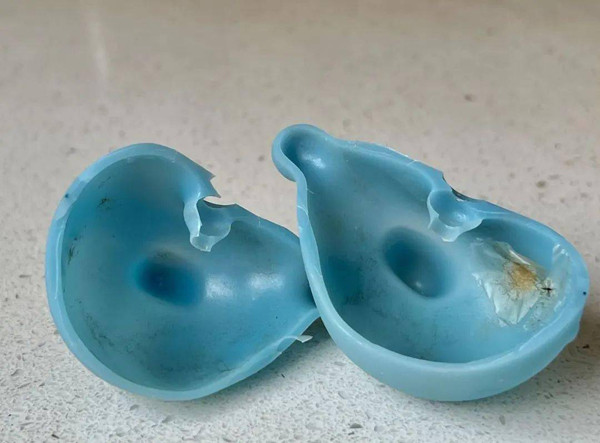 Đồ chơi nhựa mềm có lỗ, đồ chơi nhà tắm. Đồ chơi nhà tắm thường rỗng ở trong và có lỗ thoát nước. Vị trí khó vệ sinh cùng độ ẩm cao trong nhà tắm khiến chúng rất dễ bị nấm mốc.