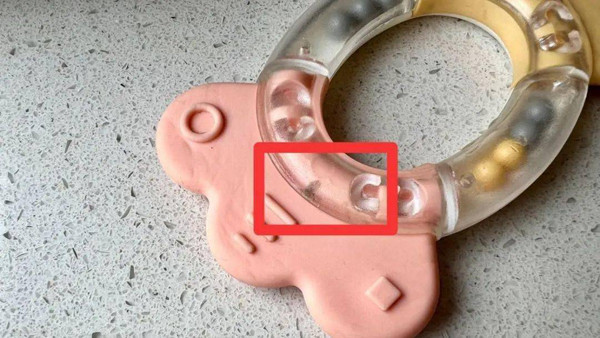 Nhiều người nhầm tưởng chỉ những dụng cụ ngậm nướu có phần rỗng mới mất an toàn. Thực tế, ngay cả những chiếc ngậm nướu dạng đặc vẫn có nhiều rãnh, hoa văn tạo điều kiện bám bẩn.