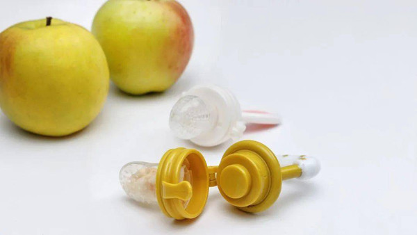 Dụng cụ tập nhai. Dụng cụ tập nhai rất hữu ích trong giai đoạn trẻ tập ăn. Thiết kế giúp trẻ ngậm, ăn thực phẩm mà không lo bị hóc. Tiện dụng là vậy song nó lại là “ ổ vi khuẩn" ít được quan tâm. Thiết kế chứa rất nhiều “góc chết” khó vệ sinh. Chưa kể, vật dụng này thường tiếp xúc với quả ngọt, nước bọt của trẻ nên vi khuẩn càng có cơ hội lây lan.