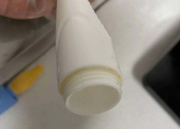 Để ngăn trẻ tiếp xúc với những “ổ vi khuẩn” gây hại, cha mẹ nên chú ý rửa sạch vật dụng. Đảm bảo bên trong và bên ngoài các bộ đồ ăn, cốc uống nước, dụng cụ tập nhai... của trẻ được lau khô hoàn toàn. Bàn chải đánh răng, đồ dùng vệ sinh cần được kiểm tra độ sạch trước khi sử dụng hàng ngày. Nên thay mới ít nhất 3 tháng một lần.