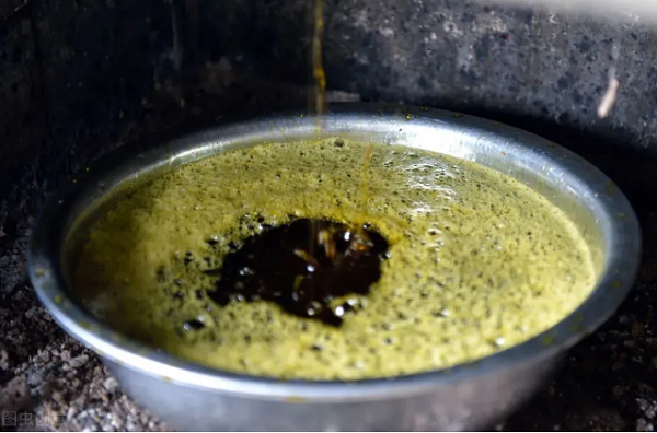 Dầu tự ép. Nhiều người nghĩ dầu tự chiết xuất an toàn, giàu dinh dưỡng song không phải vậy. Dầu tự ép chỉ trải qua quá trình ép vật lý, điểm bốc khói của dầu tương đối thấp. Dùng loại dầu này nấu ăn dễ sinh lượng lớn khói độc hại.