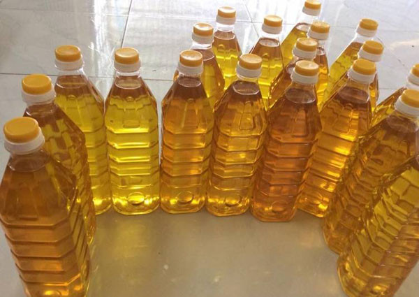 Ngoài việc chứa độc tố, dầu tự ép còn có thời gian sử dụng rất ngắn. Để kéo dài thời gian sử dụng, một số cơ sở sản xuất lạm dụng hóa chất gây ảnh hưởng đến sức khỏe; khiến dầu ăn bị biến chất.