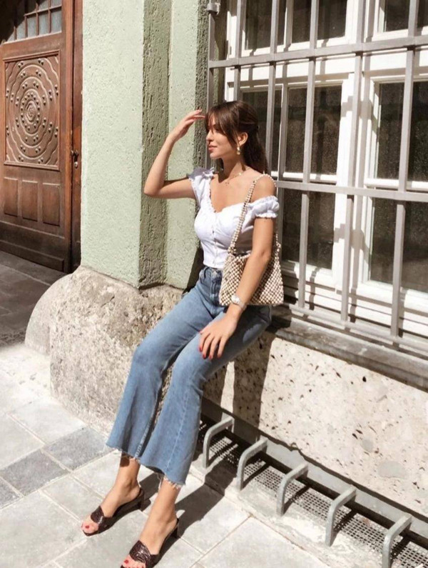 Quả thực, váy áo “cô gái vắt sữa” với điểm nhấn là phần tay áo phồng, cổ vuông rộng rãi khiến người mặc có vẻ ngoài nữ tính hơn.