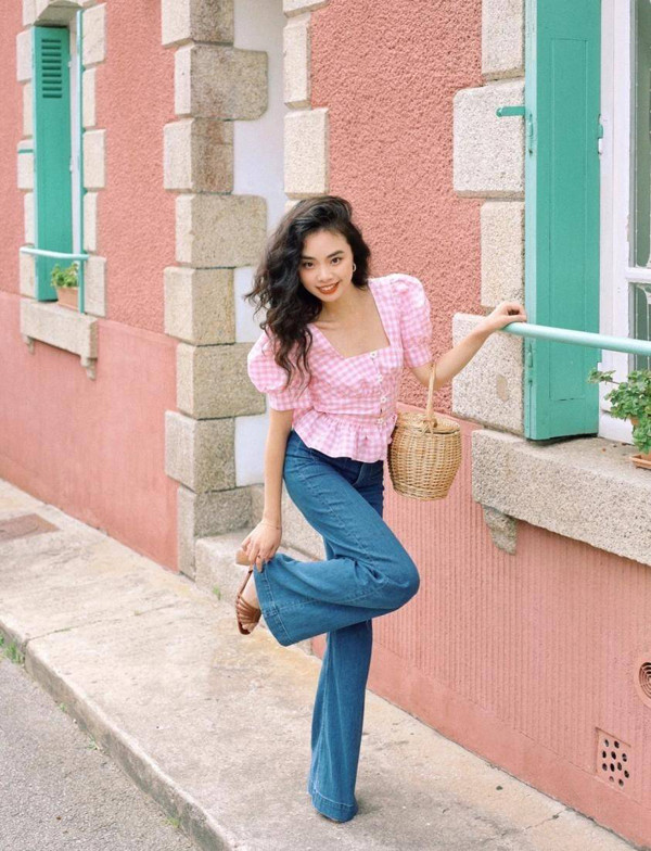 Tạp chí thời trang Vogue đánh giá phong cách thời trang retro này luôn giữ được sức hút suốt thời gian dài nhờ ưu điểm tôn hình thể, phù hợp với mọi dáng người, đem tới vẻ gần gũi.