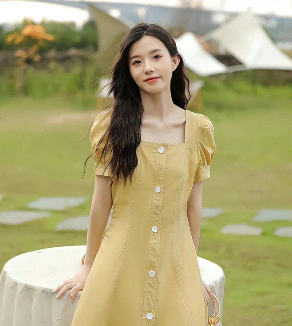 Thứ hai, bạn gái không nên chọn thiết kế tay quá phồng, phức tạp. Thiết kế phức tạp, phồng đại dễ làm phần vai trở nên nặng nề, tạo hiệu ứng thị giác phần cánh tay to và thô hơn.