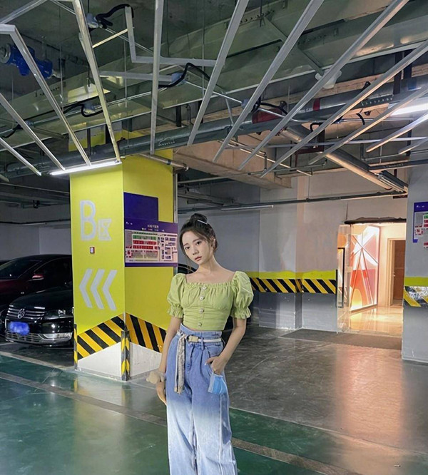 Bên cạnh đó, bạn gái nên chú ý đến vị trí dây thắt trên váy áo của mình. Không nên thắt dây ở vị trí quá thấp bởi nó sẽ khiến tổng thể trang phục trở nên chật chội, bí bức. Vị trí thắt dây phù hợp nhất là từ ngực đến sườn, giúp đường may của trang phục hài hòa với cơ thể người mặc.