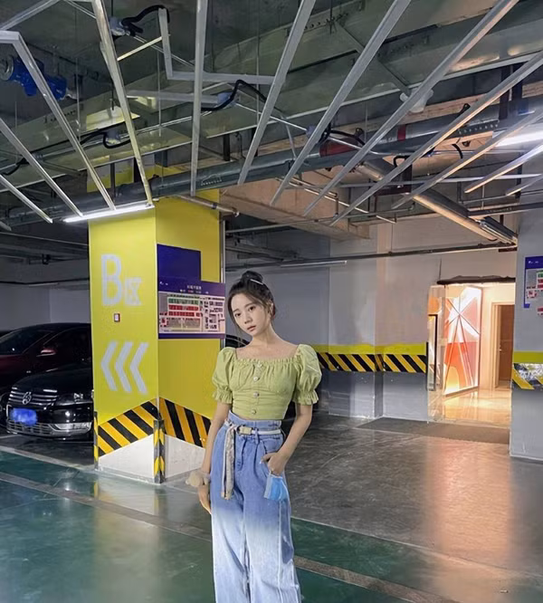 Bên cạnh đó, bạn gái nên chú ý đến vị trí dây thắt trên váy áo của mình. Không nên thắt dây ở vị trí quá thấp bởi nó sẽ khiến tổng thể trang phục trở nên chật chội, bí bức. Vị trí thắt dây phù hợp nhất là từ ngực đến sườn, giúp đường may của trang phục hài hòa với cơ thể người mặc.