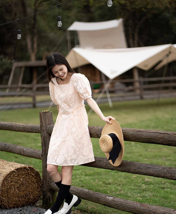 Thứ ba, bạn gái không nên chọn váy áo chất liệu quá mềm. Nguyên nhân bởi tay áo phồng cần có chất liệu đủ cứng để tạo form. Chất liệu mềm dễ bám sát vào cánh tay, khó có thể tạo độ phồng như mong đợi.