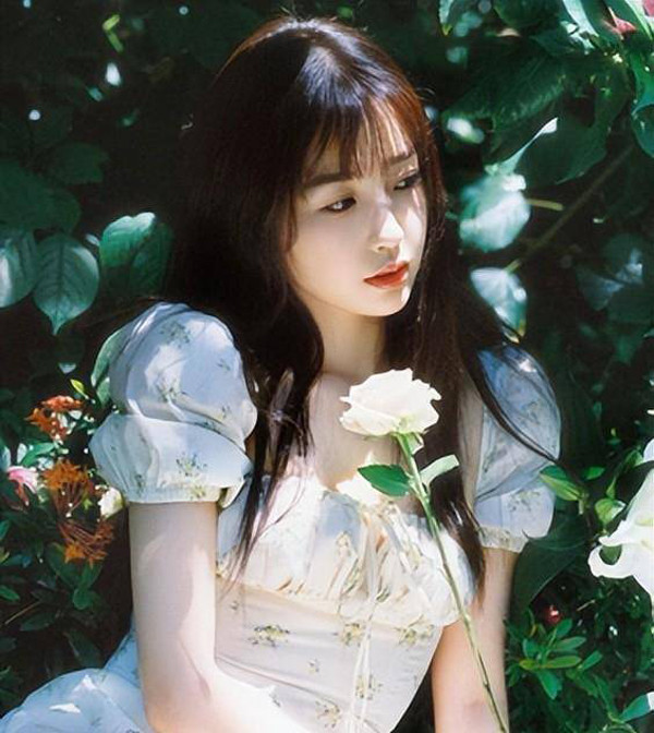 Có thể nói, một sản phẩm hoàn hảo như vậy không cần quá phô trương. Thêm nhiều chi tiết vào váy áo như ren, tua rua, xuyên thấu... sẽ trực tiếp làm mất đi vẻ thanh lịch, lãng mạn của thiết kế.