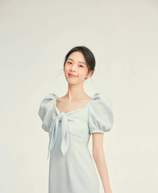 Thay vào đó, bạn nên chọn thiết kế tay phồng tinh giản, chiều dài tay áo không nên phủ quá khuỷu tay. Mẫu váy áo như vậy mang lại hiệu ứng cánh tay dài và thon hơn.