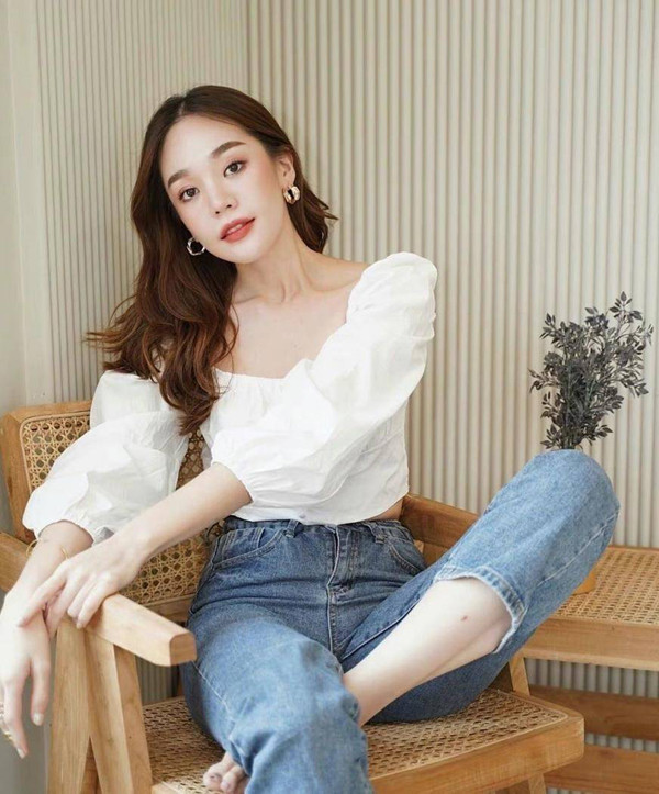 Phong cách thời trang retro này nổi lên từ mùa mốt Xuân Hè 2019. Kể từ đó đến nay, sức hút của thiết kế chưa có dấu hiệu hạ nhiệt. Ngoài các sàn diễn lớn, váy áo “cô gái vắt sữa” xuất hiện dày đặc trong các bộ sưu tập của các hãng như Zara, H&amp;M.