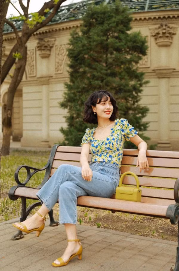 Điều thú vị ở thiết kế này là phần cổ rộng giúp người mặc để lộ khuôn ngực mềm mại song không quá lộ liễu. Chi tiết cổ vuông còn góp phần mang lại hiệu ứng thị giác khuôn mặt nhỏ gọn, vừa mang hơi hướng nghệ thuật vừa mang tới vẻ lãng mạn, khí chất nhẹ nhàng.