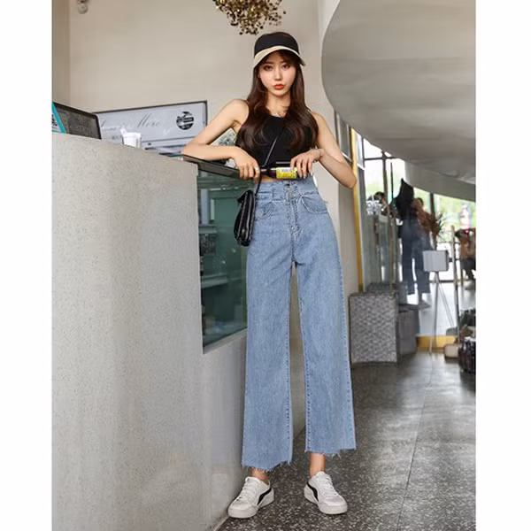 Quần cạp cao là một trong những thiết kế mang phong cách retro được yêu thích hè 2022. Quần có ưu điểm tôn dáng, dễ phối đồ. Với lợi thế như vậy, không khó hiểu vì sao quần cạp cao có sức hút bền bỉ theo thời gian. (Ảnh: Brightside, minh họa)