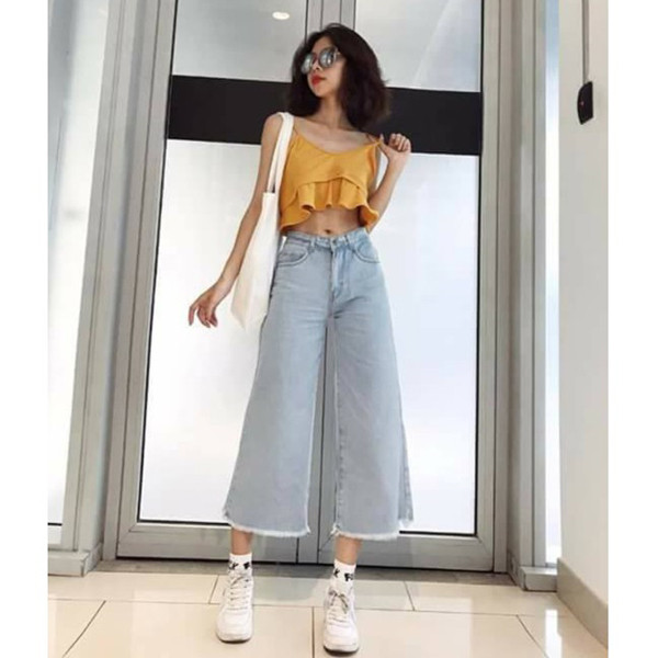 Jean ống rộng còn được biết đến với biệt danh “mom jeans” (jean của mẹ). Chiếc quần có điểm nhấn nổi bật là phần ống rộng và cạp cao. Jean ống rộng có thể mặc với sơ mi mỏng, khoác nỉ và giày cao gót. Nó có tính ứng dụng cao, phù hợp với môi trường sang trọng, nghiêm túc và tự do như streetstyle.