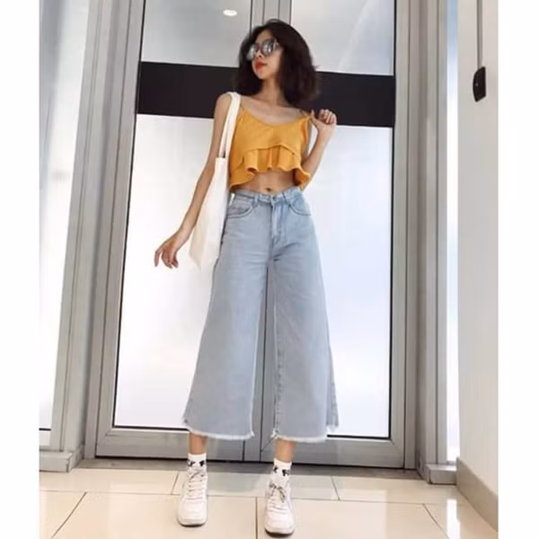 Jean ống rộng còn được biết đến với biệt danh “mom jeans” (jean của mẹ). Chiếc quần có điểm nhấn nổi bật là phần ống rộng và cạp cao. Jean ống rộng có thể mặc với sơ mi mỏng, khoác nỉ và giày cao gót. Nó có tính ứng dụng cao, phù hợp với môi trường sang trọng, nghiêm túc và tự do như streetstyle.