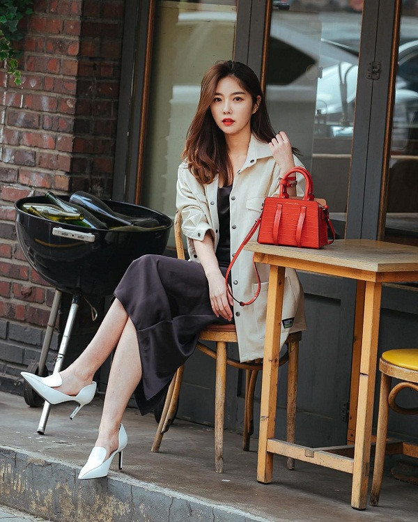 Khoác da là thiết kế rất phổ biến ở thập niên 90. Suốt một thời gian dài "hạ nhiệt", gần đây khoác da được yêu thích trở lại. Ngoài vẻ ngoài cực ngầu, khoác da còn rất dễ phối đồ. Nó sẽ mang tới outfit nổi bật, độ ứng dụng cao, phù hợp ngay cả thời tiết mùa hè.