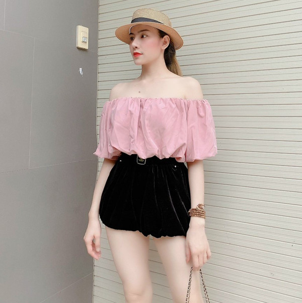 Trang phục với đường viền ngang vai Bardot là một trong những món đồ thời thượng thập niên 90. Ưu điểm nổi bật của thiết kế này là cho dù chất liệu, màu sắc vải bình thường hay trang trọng, nó vẫn giúp người mặc thu hút sự chú ý. Đồng thời, thiết kế là lựa chọn tuyệt vời cho những người muốn khoe hình xăm trên vai hay những bộ đồ trang sức đắt đỏ.