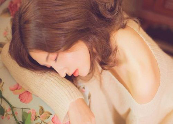 Ở gần phụ nữ oán trách cuộc sống, ban đầu nam giới sẽ thấy họ thật yếu mềm, gắng sức che chở. Xét cho cùng, chúng ta cố gắng mỗi ngày đều mong muốn cuộc sống tươi sáng hơn. Bên cạnh người toàn năng lượng tiêu cực, sớm muộn chàng trai sẽ bị ảnh hưởng. Phụ nữ xinh đẹp, đàn ông ngắm mãi cũng chán. Vậy nhưng, nam giới gồng mình mãi sẽ có lúc mệt mỏi.