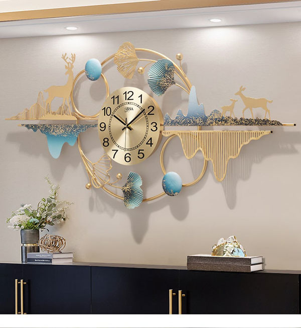 Ngoài vấn đề vệ sinh, vị trí treo đồng hồ cũng cần cân nhắc. Cố gắng tránh treo đồng hồ ở gần những vị trí ngồi, nằm như phía trên sofa, giường ngủ. Âm thanh phát ra từ đồng hồ tuy nhỏ nhưng sẽ trở nên rõ hơn vào ban đêm tĩnh mịch, khiến các thành viên cảm thấy bồn chồn, khó đi vào giấc ngủ.